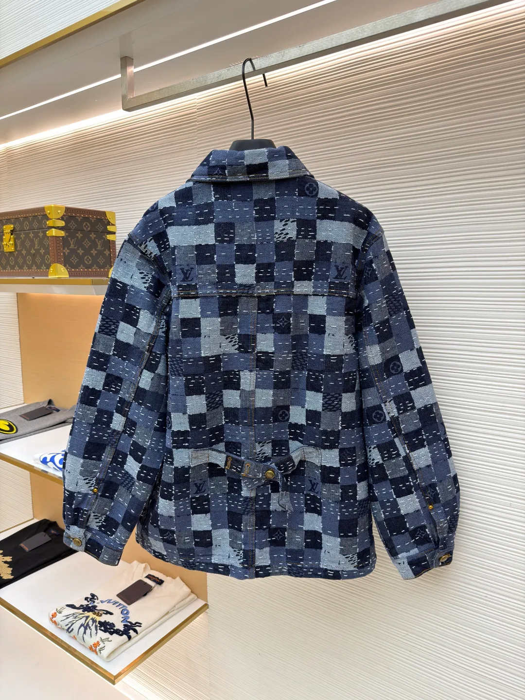 LOUIS VUITTON ●Description: Using denim fabric to create a standard version, the Damier jacquard texture pattern is presented through exquisite splicing technology, showing Nigo's deep understanding of Japanese traditional craftsmanship. The design cleverly combines workwear elements with modern aesthetics. The curved collar line is smooth and elegant, perfectly balanced with the overall silhouette. The details are embellished with shiny domed metal buttons and rivets, adding sophistication to the overall look. Adjustable straps at the back waist ensure comfort. The overall wiring is straight and delicate, the fabric is comfortable and soft, and the color is consistent without color difference. It can be matched with the same style to create a fashionable look and control various occasions. Customized accessories, complete with three standards, same style for men and women!